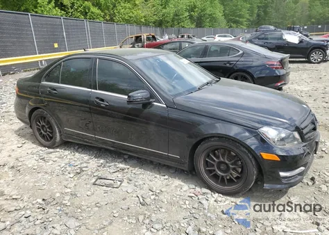 2013 Mercedes-Benz C 300 4Matic из США, поврежденный, VIN WDDGF8ABXDR271361